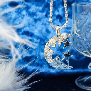 星と月のペンダント